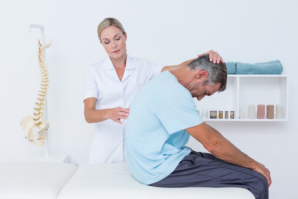 médico examina la espalda con osteocondrosis
