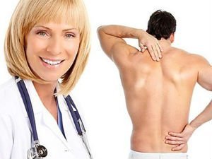Un médico cura el dolor de espalda