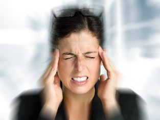 Mareos y dolores de cabeza a menudo molestan cuando osteocondrosis cervical