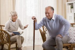 Las personas mayores tienen riesgo de enfermedades articulares. 