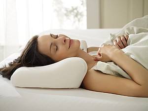 Dormir sobre una almohada ortopédica
